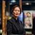 资深鉴定师林若曦，专业女性形象，展览馆背景，艺术品市场分析权威专家